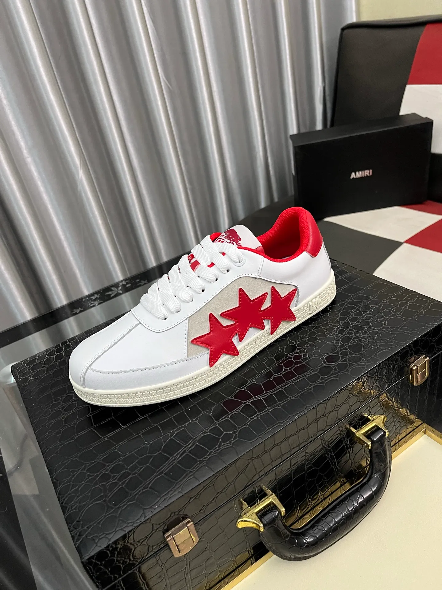 Men's shoes 💰420⌚️⌚️《AMIR*》New men's low-top casual sports sneakers bone shoes, another pair of irresistible bone shoes. Bone shoes are one of AMIRI's most popular items. They use first-layer cowhide uppers. The side bones are made of two cowhide laminations. They have a three-dimensional feel. The leather incisions are all oil-edged. Contrasting color design. Simple style. Fashionable sports. Customized metal LOGO nameplate to embellish shoelaces. Exclusive control of top version. Supports comparison. Breathable mesh lining Original rubber outsole A must-have item for daily leisure Suitable for various occasions Check it out if you pursue high quality Super cool uppers Size: 38-446️⃣ Colors available